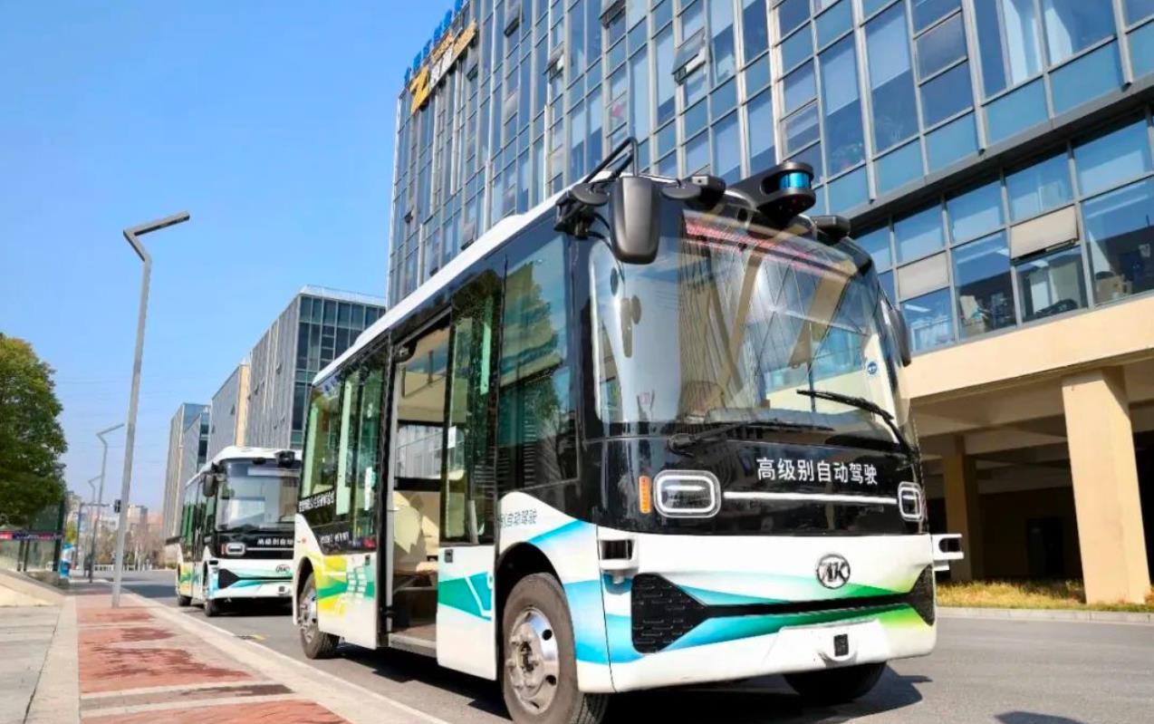 安徽省首条无人驾驶公交车在合肥市包河经开区进入实质化运行