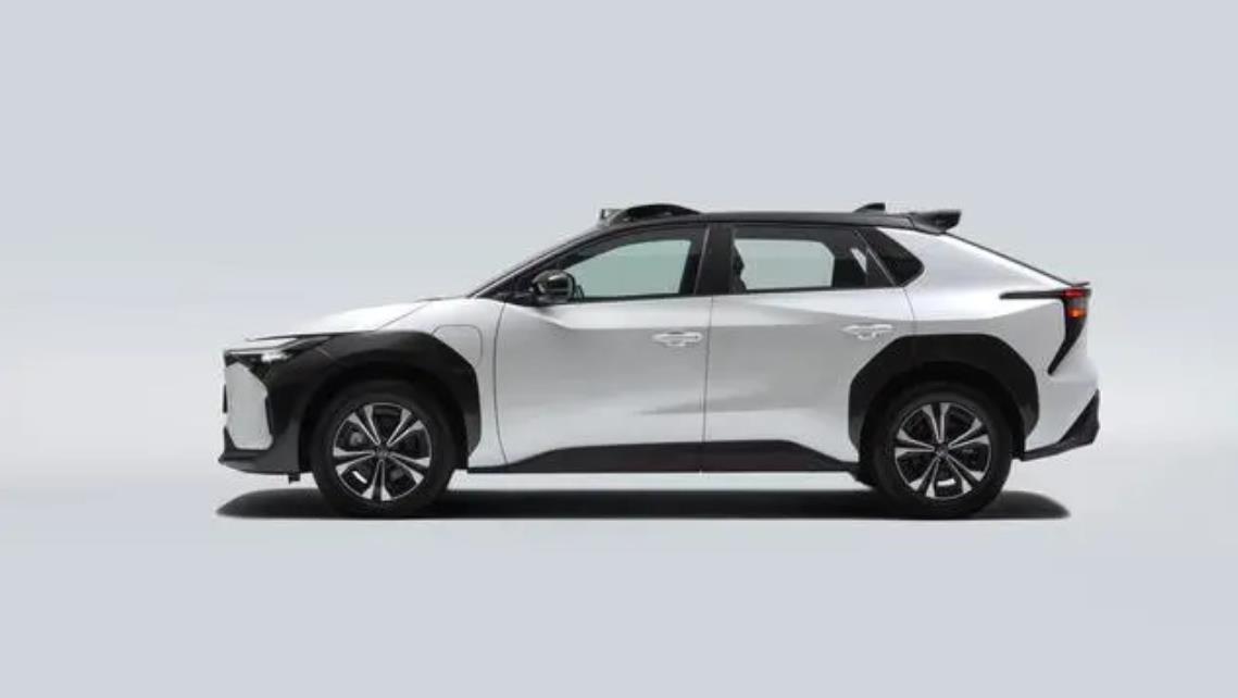 小马智行与丰田合作的首款纯电自动驾驶出租概念车亮相进博会